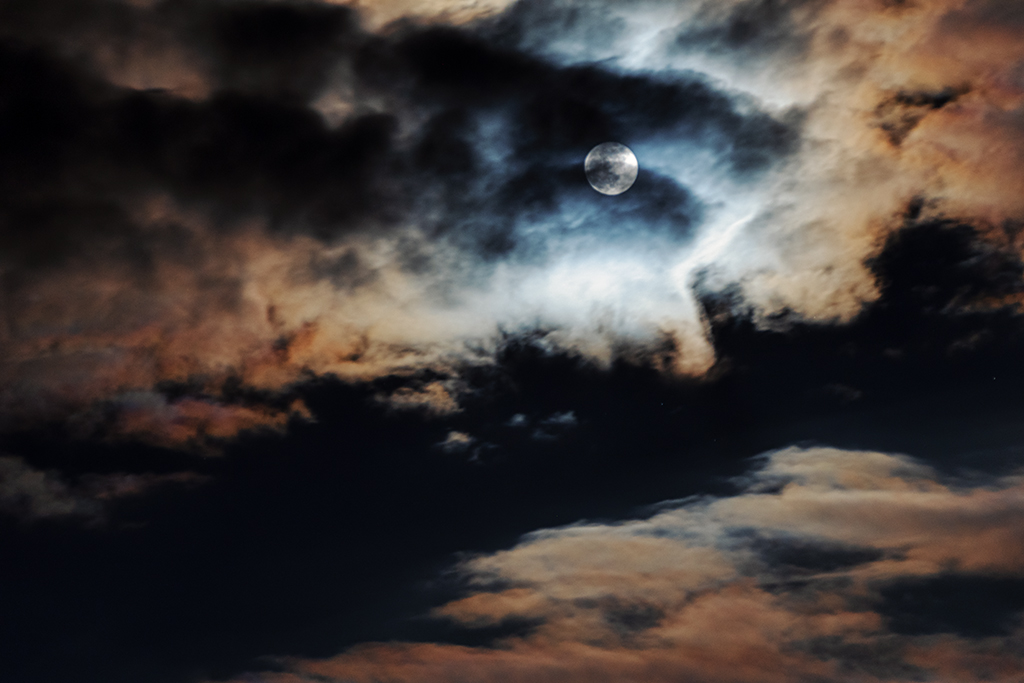 Mond_hinter_Wolken_25022024.jpg